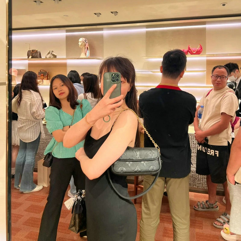 루이비통 월릿 온 체인 아이비 블랙 상세설명 이미지