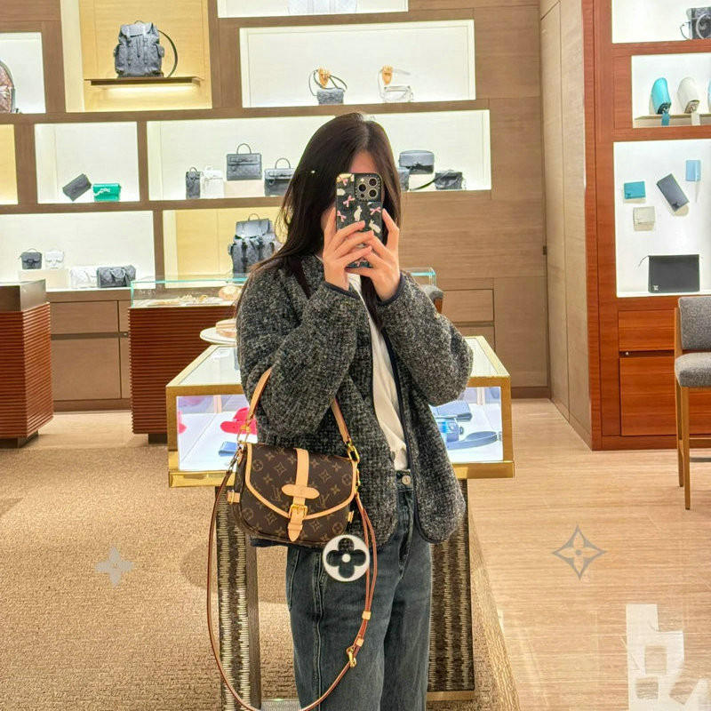 루이비통 소뮈르 모노그램 BB 숄더백 이미지 4