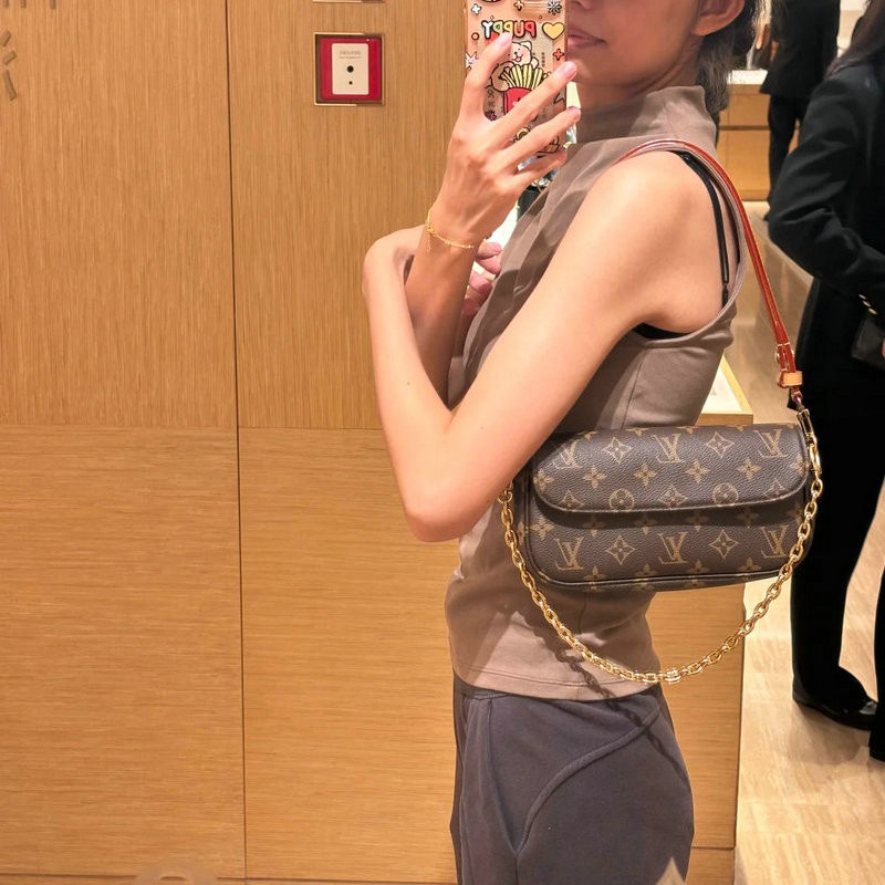 루이비통 아이비 월릿 온 체인 백 WOC 모노그램 상세설명 이미지
