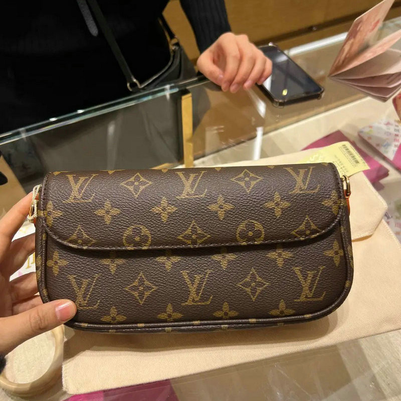 루이비통 아이비 월릿 온 체인 백 WOC 모노그램